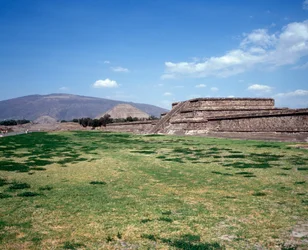 Precolombian civilization: view of the site of Teotihuacan (300 BC-600 AD): the temple (or pyramid) of the sun. Mexico