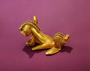 Tairona pendant depicting a double-headed animal, 7th-8th century AD