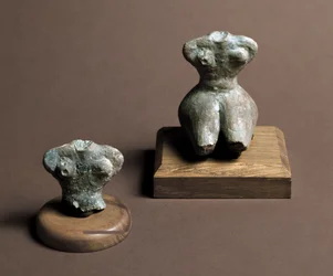 Prehistory: small idol dating from the Middle Neolithic. Reconstitution on the right. From the Caverna Delle Arene in Candide. Pegli, Museo Villa Pallavicini