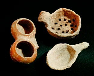Prehistory: various tableware items and accessories (strainer, pot). Apennine civilization (or Italian Bronze Age). 1400-1300 BC. Perugia, National Archaeological Museum of Umbria