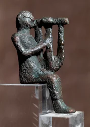 Musician playing the cithar (bronze statuette, 4th-2nd century BC)