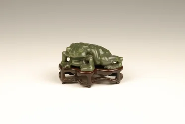 Toad statuette (jade)