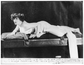 Colette Posing, 1909