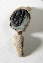 Finger ring with intaglio