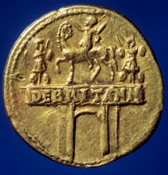 Golden coin arc representing the arch of triumph of emperor Claude I (10-54) (Tiberius Claudius Nero Drusus or Germanicus) recalling his victories in Brittany