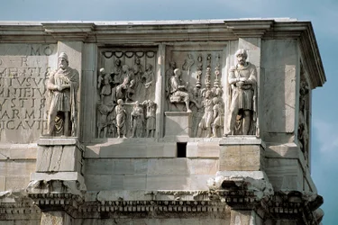 Roman art: Low marble relief depicting the distribution of subsidies to the people (left) and the surrender of a barbarian leader (right). 312-315 AD. Arch of Constantine, Rome