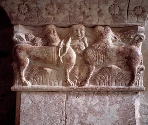 Hunting scene, carved capital in the tribune of the Priory