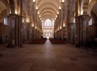 Interior of the Cathedrale de Vezelay (89): The nave