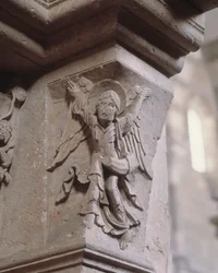 South portal: an angel brings the good tidings (angel with an olifant)