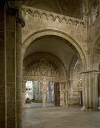 View of the nartex and central eardrum representing the mission of the apostles. Basilica of Santa Maria Magdalene, Vezelay, Yonne