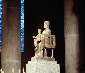 Virgin and Child (sculpture)