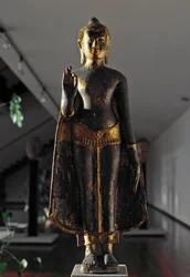 Lopburi style: abhyamudra buddha