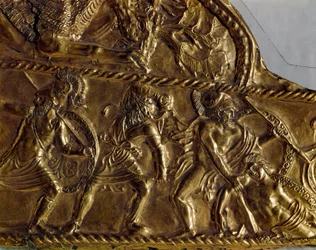 Scythian art: coating of scapes in gold with representation of a battle of the Greeks against the barbarians, 6th century BC
