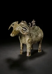 Ritual ram-form wine vessel, Gong