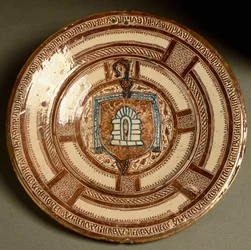 Coat of arms of the abbot of Poblet, a Cistercian abbey in Catalonia. Ceramic plate produced near Valencia, Spain. 16th century, Florence, Museo Nazionale del Bargello