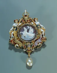 Jewellery: Pendant Enamel on Gold Round with a Cameo
