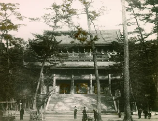 Chion-in Buddhist Temple Gate, Higashiyama District, Kyoto, circa 1900 - 1915
