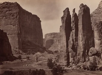 Canyon de Chelly. Walls of the Grand Canyon about 1200 feet in height.