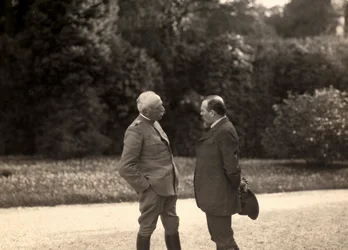 Louis Barthou speaks with General Luigi Cadorna. The photo was taken in May 1916, during World War I