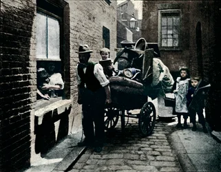 A move in Slumopolis, London, c1901