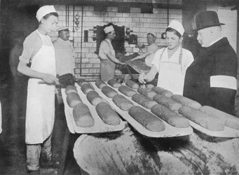 An inspector visiting a Berlin bakery, 1915