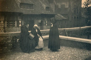 Behind the Gruuthuse. Types of Bruges, c1910