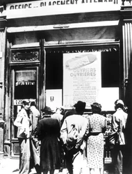 Citizens of Paris outside a German labour recruitment office, 1940-1944