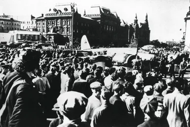 Crowds around a downed German bomber on display in Sverdlov Square, Moscow