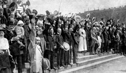 Crowds cheering during the outbreak of hostilities, war fever in Germany, First World War, 1914