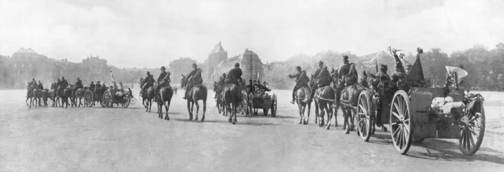 Horse-drawn artillery passing the Palace of Versailles, France, August 1914