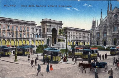 Italy, Milan: trams on the Piazza del Duomo and Arc de Triomphe between the gallery Victor Emmanuel - Postcard late 19th-20th century