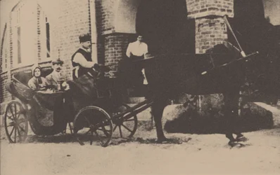 Moura Budberg with her first husband von Benckendorf in a carriage at their Estonian estate