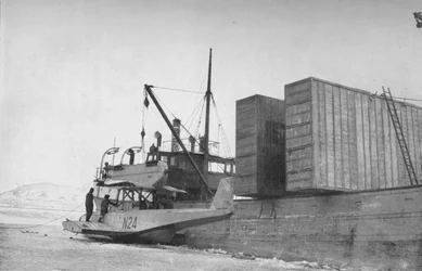 N24 on the Derricks of the Hobby at Kings Bay, c1925, 1928