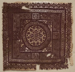 Ornament with Symbolic Interlacing Knots