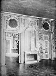 Salon, with Door Open into Dining Room - Hôtel Lauzun