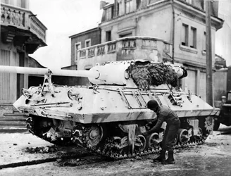 Second World War: Luxembourg around 20 December 1944: An American soldier painted a white M36 tank to adapt to meteorological conditions