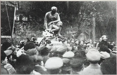 Sergei Yesenin at the Koltsov Razin monument dedication, 1918