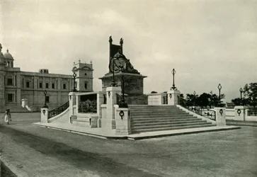 Statue of Queen Victoria in Front of Victoria Memorial Hall, 1925