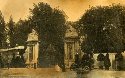The Lion Gates, Hampton Court, London, 1910