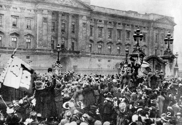 The Official Notice of the Armistice Being Read, Buckingham Palace, 1918, 1936