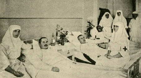 Tsarina Alexandra nursing wounded soldiers, 1914
