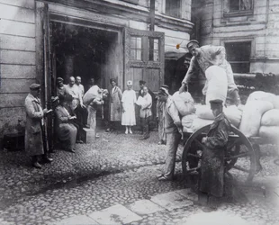 Unloading food, the House of Scientists, Petrograd, Russia, c1920-c1924