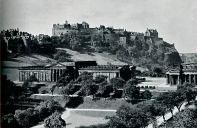 View of the National Gallery of Scotland and Edinburgh Castle