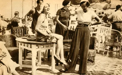 Women with yo-yos