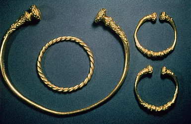 Necklet and bracelets from Waldalgesheim, mid 4th century