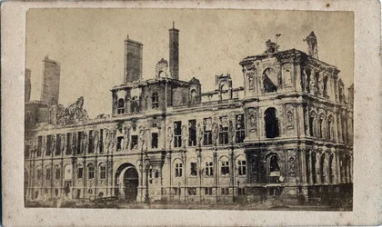 Commune of Paris (1871): view of the City Hall after the fire of May 1871