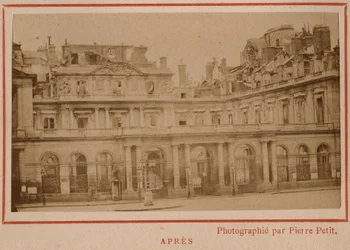 Commune of Paris (1871): view of the Palais-Royal in Paris after the fire of May 1871