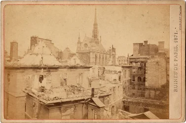 Commune of Paris: view of the ruins of the Palais de Justice and the Sainte Chapelle in Paris in May 1871. Photography Pignolet brothers. Dim. 16,3X10,8 cm