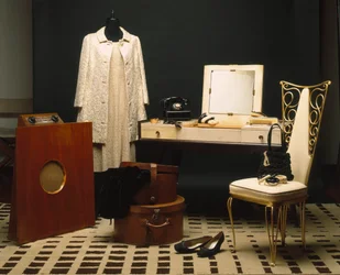 Fashion and furniture of the 1920s: English radio Murphy 146, bathroom furniture in ebony makassar and Dominique parchment, white leather seat and beaten iron, table telephone Monophone electric inc United States