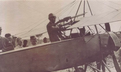 French soldiers around the machine gun of an aircraft - 1915